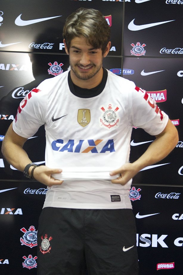 O atacante Alexandre Pato, ao lado do diretor de futebol Roberto Andrade e do diretor adjunto de futebol Duilio Monteiro Alves, foi apresentado hoje após o treino desta manhã no CT Joaquim Grava, localizado no Parque Ecológico do Tiete. O próximo jogo da equipe será domingo, dia 20/01, contra o Paulista de Jundiaí, no estádio Jaime Cintra , em Jundiaí, válido pela 1ª rodada do Campeonato Paulista de 2013