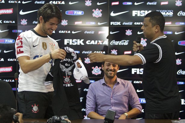 O atacante Alexandre Pato, ao lado do diretor de futebol Roberto Andrade e do diretor adjunto de futebol Duilio Monteiro Alves, foi apresentado hoje após o treino desta manhã no CT Joaquim Grava, localizado no Parque Ecológico do Tiete. O próximo jogo da equipe será domingo, dia 20/01, contra o Paulista de Jundiaí, no estádio Jaime Cintra , em Jundiaí, válido pela 1ª rodada do Campeonato Paulista de 2013
