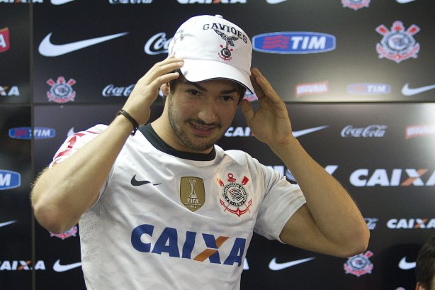 O atacante Alexandre Pato, ao lado do diretor de futebol Roberto Andrade e do diretor adjunto de futebol Duilio Monteiro Alves, foi apresentado hoje após o treino desta manhã no CT Joaquim Grava, localizado no Parque Ecológico do Tiete. O próximo jogo da equipe será domingo, dia 20/01, contra o Paulista de Jundiaí, no estádio Jaime Cintra , em Jundiaí, válido pela 1ª rodada do Campeonato Paulista de 2013