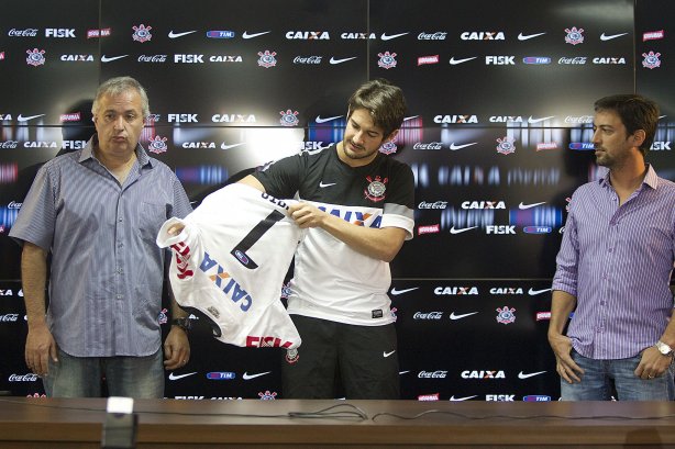 O atacante Alexandre Pato, ao lado do diretor de futebol Roberto Andrade e do diretor adjunto de futebol Duilio Monteiro Alves, foi apresentado hoje após o treino desta manhã no CT Joaquim Grava, localizado no Parque Ecológico do Tiete. O próximo jogo da equipe será domingo, dia 20/01, contra o Paulista de Jundiaí, no estádio Jaime Cintra , em Jundiaí, válido pela 1ª rodada do Campeonato Paulista de 2013