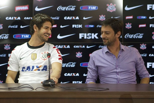 O atacante Alexandre Pato, ao lado do diretor de futebol Roberto Andrade e do diretor adjunto de futebol Duilio Monteiro Alves, foi apresentado hoje após o treino desta manhã no CT Joaquim Grava, localizado no Parque Ecológico do Tiete. O próximo jogo da equipe será domingo, dia 20/01, contra o Paulista de Jundiaí, no estádio Jaime Cintra , em Jundiaí, válido pela 1ª rodada do Campeonato Paulista de 2013