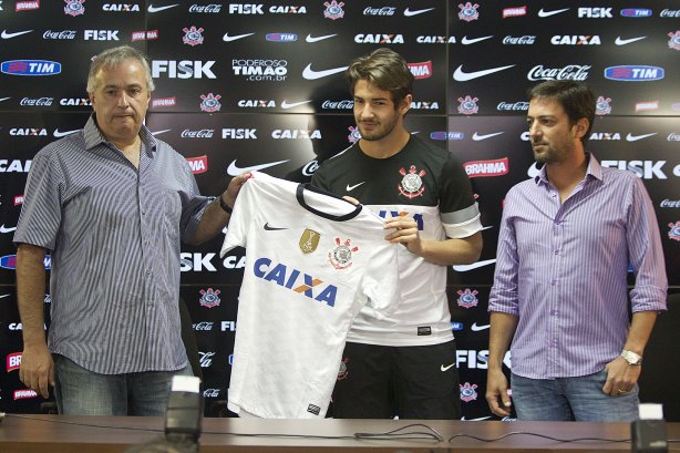 O atacante Alexandre Pato, ao lado do diretor de futebol Roberto Andrade e do diretor adjunto de futebol Duilio Monteiro Alves, foi apresentado hoje após o treino desta manhã no CT Joaquim Grava, localizado no Parque Ecológico do Tiete. O próximo jogo da equipe será domingo, dia 20/01, contra o Paulista de Jundiaí, no estádio Jaime Cintra , em Jundiaí, válido pela 1ª rodada do Campeonato Paulista de 2013