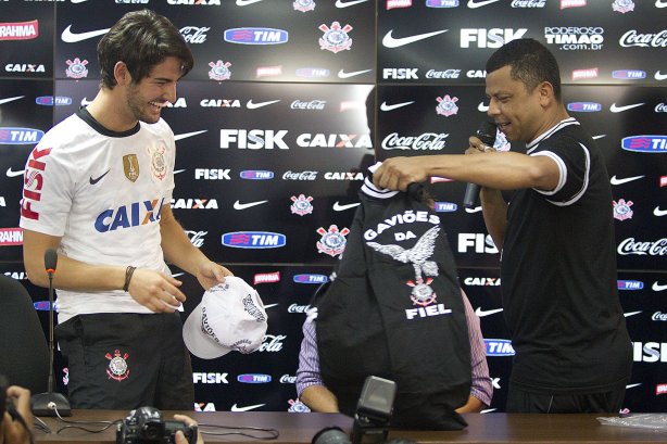 O atacante Alexandre Pato, ao lado do diretor de futebol Roberto Andrade e do diretor adjunto de futebol Duilio Monteiro Alves, foi apresentado hoje após o treino desta manhã no CT Joaquim Grava, localizado no Parque Ecológico do Tiete. O próximo jogo da equipe será domingo, dia 20/01, contra o Paulista de Jundiaí, no estádio Jaime Cintra , em Jundiaí, válido pela 1ª rodada do Campeonato Paulista de 2013