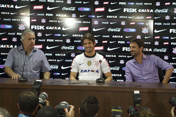 O atacante Alexandre Pato, ao lado do diretor de futebol Roberto Andrade e do diretor adjunto de futebol Duilio Monteiro Alves, foi apresentado hoje após o treino desta manhã no CT Joaquim Grava, localizado no Parque Ecológico do Tiete. O próximo jogo da equipe será domingo, dia 20/01, contra o Paulista de Jundiaí, no estádio Jaime Cintra , em Jundiaí, válido pela 1ª rodada do Campeonato Paulista de 2013