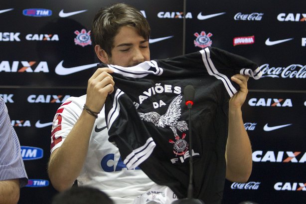 O atacante Alexandre Pato, ao lado do diretor de futebol Roberto Andrade e do diretor adjunto de futebol Duilio Monteiro Alves, foi apresentado hoje após o treino desta manhã no CT Joaquim Grava, localizado no Parque Ecológico do Tiete. O próximo jogo da equipe será domingo, dia 20/01, contra o Paulista de Jundiaí, no estádio Jaime Cintra , em Jundiaí, válido pela 1ª rodada do Campeonato Paulista de 2013