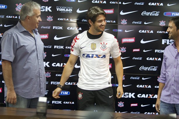 O atacante Alexandre Pato, ao lado do diretor de futebol Roberto Andrade e do diretor adjunto de futebol Duilio Monteiro Alves, foi apresentado hoje após o treino desta manhã no CT Joaquim Grava, localizado no Parque Ecológico do Tiete. O próximo jogo da equipe será domingo, dia 20/01, contra o Paulista de Jundiaí, no estádio Jaime Cintra , em Jundiaí, válido pela 1ª rodada do Campeonato Paulista de 2013