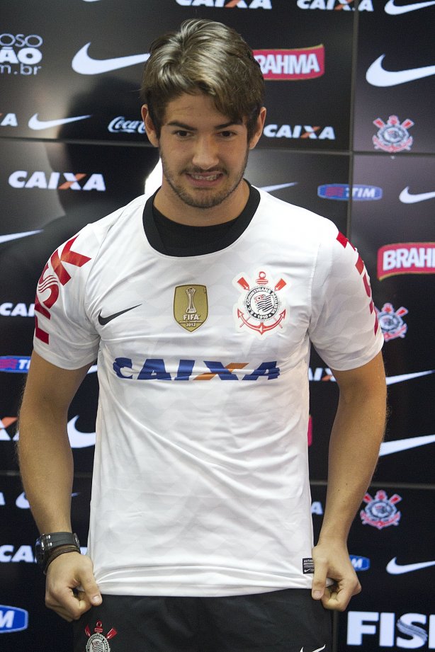 O atacante Alexandre Pato, ao lado do diretor de futebol Roberto Andrade e do diretor adjunto de futebol Duilio Monteiro Alves, foi apresentado hoje após o treino desta manhã no CT Joaquim Grava, localizado no Parque Ecológico do Tiete. O próximo jogo da equipe será domingo, dia 20/01, contra o Paulista de Jundiaí, no estádio Jaime Cintra , em Jundiaí, válido pela 1ª rodada do Campeonato Paulista de 2013