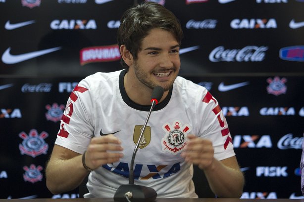 O atacante Alexandre Pato, ao lado do diretor de futebol Roberto Andrade e do diretor adjunto de futebol Duilio Monteiro Alves, foi apresentado hoje após o treino desta manhã no CT Joaquim Grava, localizado no Parque Ecológico do Tiete. O próximo jogo da equipe será domingo, dia 20/01, contra o Paulista de Jundiaí, no estádio Jaime Cintra , em Jundiaí, válido pela 1ª rodada do Campeonato Paulista de 2013