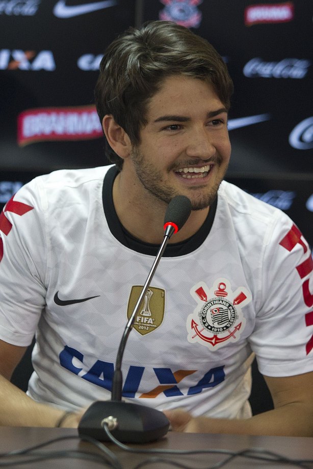 O atacante Alexandre Pato, ao lado do diretor de futebol Roberto Andrade e do diretor adjunto de futebol Duilio Monteiro Alves, foi apresentado hoje após o treino desta manhã no CT Joaquim Grava, localizado no Parque Ecológico do Tiete. O próximo jogo da equipe será domingo, dia 20/01, contra o Paulista de Jundiaí, no estádio Jaime Cintra , em Jundiaí, válido pela 1ª rodada do Campeonato Paulista de 2013