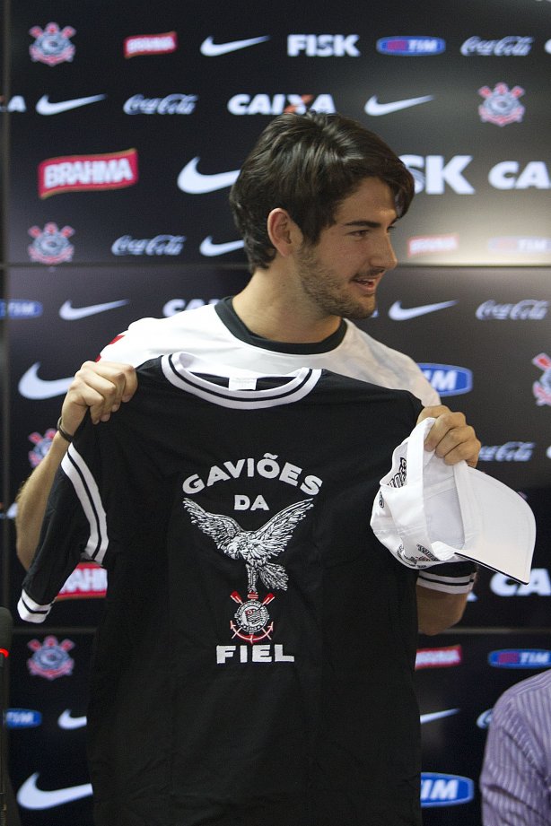 O atacante Alexandre Pato, ao lado do diretor de futebol Roberto Andrade e do diretor adjunto de futebol Duilio Monteiro Alves, foi apresentado hoje após o treino desta manhã no CT Joaquim Grava, localizado no Parque Ecológico do Tiete. O próximo jogo da equipe será domingo, dia 20/01, contra o Paulista de Jundiaí, no estádio Jaime Cintra , em Jundiaí, válido pela 1ª rodada do Campeonato Paulista de 2013