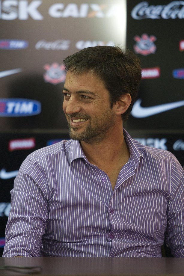 O atacante Alexandre Pato, ao lado do diretor de futebol Roberto Andrade e do diretor adjunto de futebol Duilio Monteiro Alves, foi apresentado hoje após o treino desta manhã no CT Joaquim Grava, localizado no Parque Ecológico do Tiete. O próximo jogo da equipe será domingo, dia 20/01, contra o Paulista de Jundiaí, no estádio Jaime Cintra , em Jundiaí, válido pela 1ª rodada do Campeonato Paulista de 2013