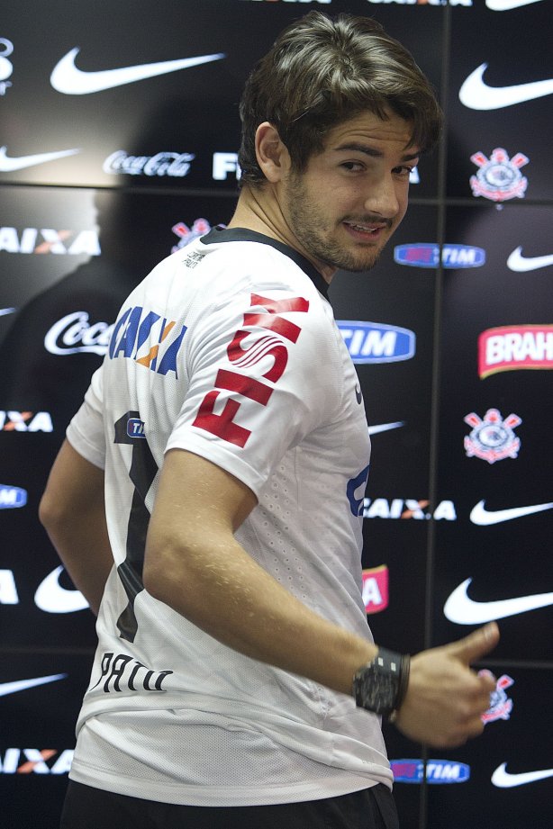 O atacante Alexandre Pato, ao lado do diretor de futebol Roberto Andrade e do diretor adjunto de futebol Duilio Monteiro Alves, foi apresentado hoje após o treino desta manhã no CT Joaquim Grava, localizado no Parque Ecológico do Tiete. O próximo jogo da equipe será domingo, dia 20/01, contra o Paulista de Jundiaí, no estádio Jaime Cintra , em Jundiaí, válido pela 1ª rodada do Campeonato Paulista de 2013