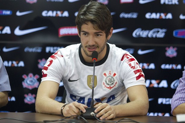 O atacante Alexandre Pato, ao lado do diretor de futebol Roberto Andrade e do diretor adjunto de futebol Duilio Monteiro Alves, foi apresentado hoje após o treino desta manhã no CT Joaquim Grava, localizado no Parque Ecológico do Tiete. O próximo jogo da equipe será domingo, dia 20/01, contra o Paulista de Jundiaí, no estádio Jaime Cintra , em Jundiaí, válido pela 1ª rodada do Campeonato Paulista de 2013