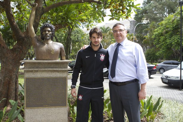 O atacante Alexandre Pato foi visitar o presidente Mario Gobbi durante o treino desta manhã no CT Joaquim Grava, localizado no Parque Ecológico do Tiete. O próximo jogo da equipe será domingo, dia 20/01, contra o Paulista de Jundiaí, no estádio Jaime Cintra , em Jundiaí, válido pela 1ª rodada do Campeonato Paulista de 2013