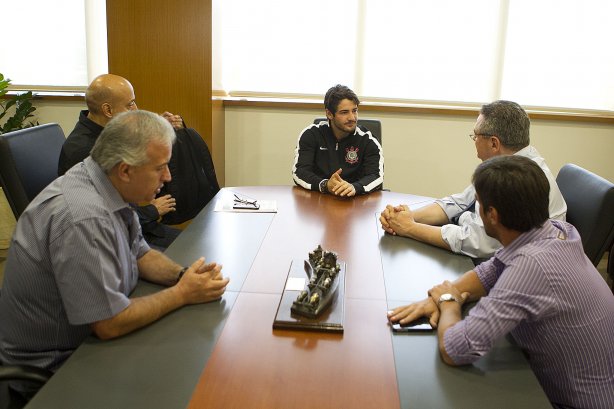 O atacante Alexandre Pato foi visitar o presidente Mario Gobbi durante o treino desta manhã no CT Joaquim Grava, localizado no Parque Ecológico do Tiete. O próximo jogo da equipe será domingo, dia 20/01, contra o Paulista de Jundiaí, no estádio Jaime Cintra , em Jundiaí, válido pela 1ª rodada do Campeonato Paulista de 2013
