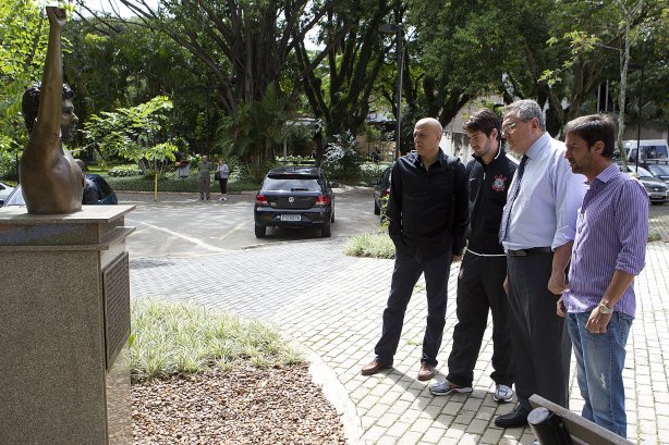 O atacante Alexandre Pato foi visitar o presidente Mario Gobbi durante o treino desta manhã no CT Joaquim Grava, localizado no Parque Ecológico do Tiete. O próximo jogo da equipe será domingo, dia 20/01, contra o Paulista de Jundiaí, no estádio Jaime Cintra , em Jundiaí, válido pela 1ª rodada do Campeonato Paulista de 2013