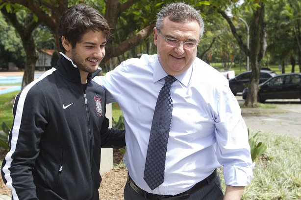 O atacante Alexandre Pato foi visitar o presidente Mario Gobbi durante o treino desta manhã no CT Joaquim Grava, localizado no Parque Ecológico do Tiete. O próximo jogo da equipe será domingo, dia 20/01, contra o Paulista de Jundiaí, no estádio Jaime Cintra , em Jundiaí, válido pela 1ª rodada do Campeonato Paulista de 2013