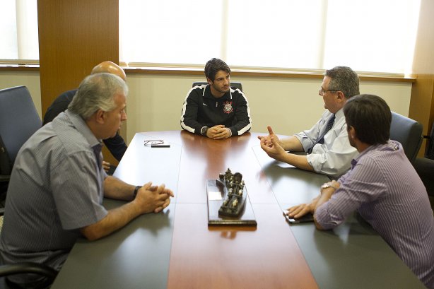 O atacante Alexandre Pato foi visitar o presidente Mario Gobbi durante o treino desta manhã no CT Joaquim Grava, localizado no Parque Ecológico do Tiete. O próximo jogo da equipe será domingo, dia 20/01, contra o Paulista de Jundiaí, no estádio Jaime Cintra , em Jundiaí, válido pela 1ª rodada do Campeonato Paulista de 2013