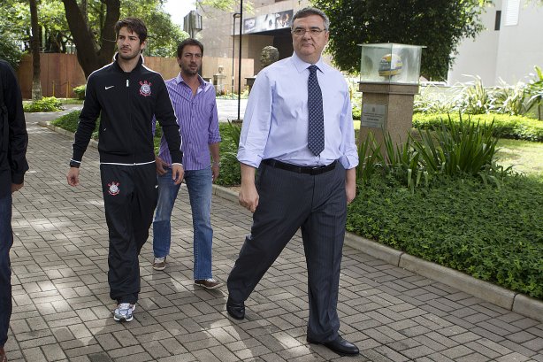 O atacante Alexandre Pato foi visitar o presidente Mario Gobbi durante o treino desta manhã no CT Joaquim Grava, localizado no Parque Ecológico do Tiete. O próximo jogo da equipe será domingo, dia 20/01, contra o Paulista de Jundiaí, no estádio Jaime Cintra , em Jundiaí, válido pela 1ª rodada do Campeonato Paulista de 2013