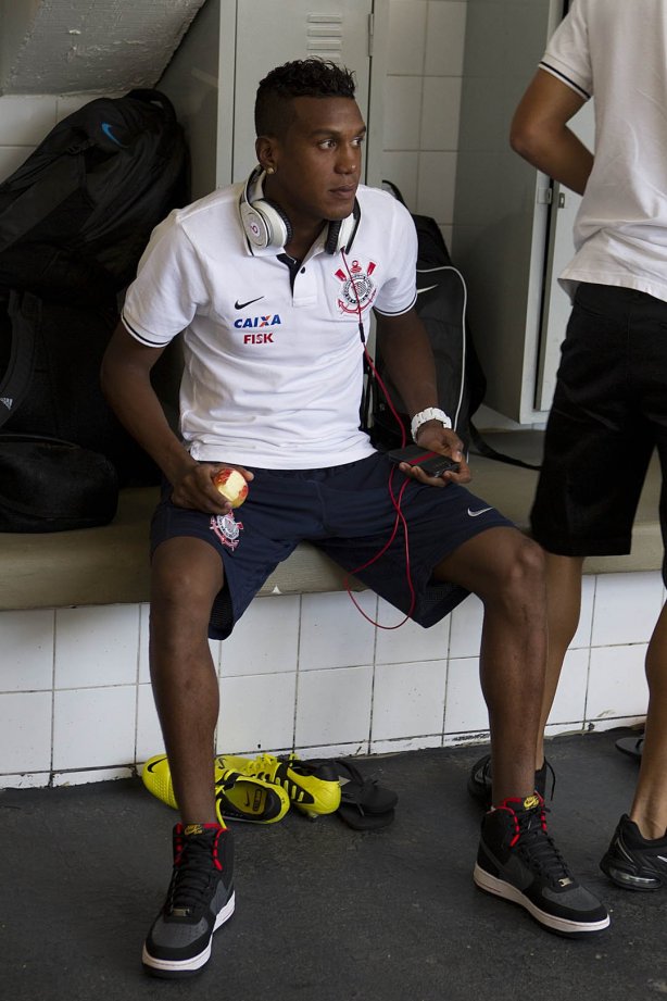 Nos vestiários antes do jogo desta tarde entre Paulista x Corinthians, no estádio Jaime Cintra , em Jundiaí, válido pela 1ª rodada do Campeonato Paulista 2013 - Jundiaí/SP