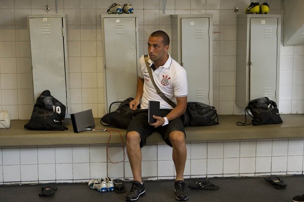 Nos vestiários antes do jogo desta tarde entre Paulista x Corinthians, no estádio Jaime Cintra , em Jundiaí, válido pela 1ª rodada do Campeonato Paulista 2013 - Jundiaí/SP