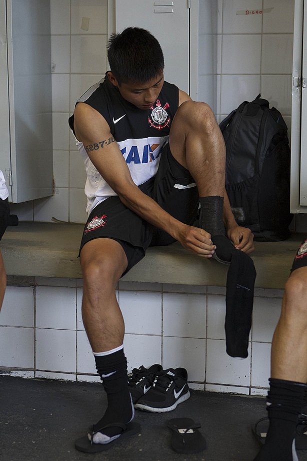 Nos vestiários antes do jogo desta tarde entre Paulista x Corinthians, no estádio Jaime Cintra , em Jundiaí, válido pela 1ª rodada do Campeonato Paulista 2013 - Jundiaí/SP