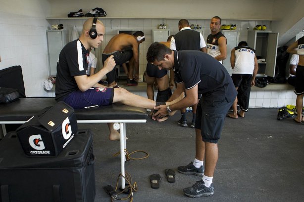 Nos vestiários antes do jogo desta tarde entre Paulista x Corinthians, no estádio Jaime Cintra , em Jundiaí, válido pela 1ª rodada do Campeonato Paulista 2013 - Jundiaí/SP