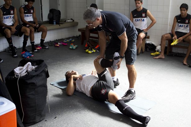 Nos vestiários antes do jogo desta tarde entre Paulista x Corinthians, no estádio Jaime Cintra , em Jundiaí, válido pela 1ª rodada do Campeonato Paulista 2013 - Jundiaí/SP