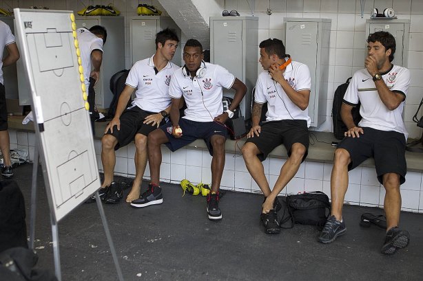 Nos vestiários antes do jogo desta tarde entre Paulista x Corinthians, no estádio Jaime Cintra , em Jundiaí, válido pela 1ª rodada do Campeonato Paulista 2013 - Jundiaí/SP