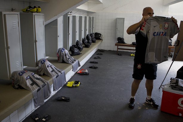 Nos vestiários antes do jogo desta tarde entre Paulista x Corinthians, no estádio Jaime Cintra , em Jundiaí, válido pela 1ª rodada do Campeonato Paulista 2013 - Jundiaí/SP