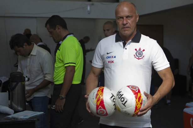 Nos vestiários antes do jogo desta tarde entre Paulista x Corinthians, no estádio Jaime Cintra , em Jundiaí, válido pela 1ª rodada do Campeonato Paulista 2013 - Jundiaí/SP