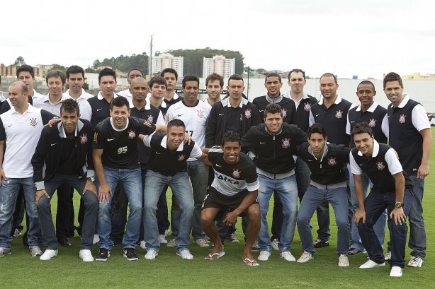 O time de futsal do Corinthians foi apresentado após o treino realizado desta manhã no CT Joaquim Grava, localizado no Parque Ecológico do Tiete. O próximo jogo da equipe será amanhã, quarta-feira, dia 23/01, contra a Ponte Preta, de Campinas, no estádio do Pacaembu, válido pela 1ª rodada do Campeonato Paulista de 2013