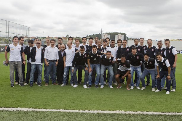 O time de futsal do Corinthians foi apresentado após o treino realizado desta manhã no CT Joaquim Grava, localizado no Parque Ecológico do Tiete. O próximo jogo da equipe será amanhã, quarta-feira, dia 23/01, contra a Ponte Preta, de Campinas, no estádio do Pacaembu, válido pela 1ª rodada do Campeonato Paulista de 2013