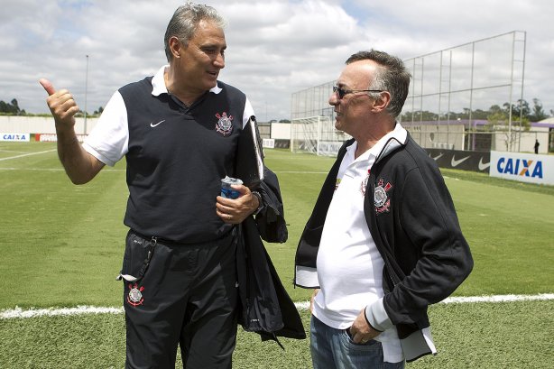 O time de futsal do Corinthians foi apresentado após o treino realizado desta manhã no CT Joaquim Grava, localizado no Parque Ecológico do Tiete. O próximo jogo da equipe será amanhã, quarta-feira, dia 23/01, contra a Ponte Preta, de Campinas, no estádio do Pacaembu, válido pela 1ª rodada do Campeonato Paulista de 2013