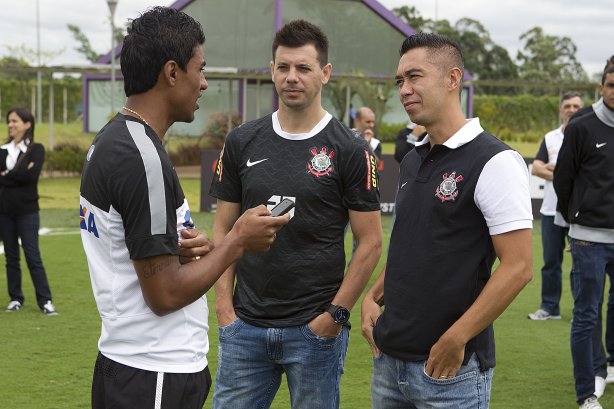 O time de futsal do Corinthians foi apresentado após o treino realizado desta manhã no CT Joaquim Grava, localizado no Parque Ecológico do Tiete. O próximo jogo da equipe será amanhã, quarta-feira, dia 23/01, contra a Ponte Preta, de Campinas, no estádio do Pacaembu, válido pela 1ª rodada do Campeonato Paulista de 2013