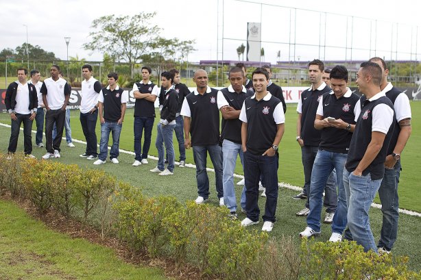 O time de futsal do Corinthians foi apresentado após o treino realizado desta manhã no CT Joaquim Grava, localizado no Parque Ecológico do Tiete. O próximo jogo da equipe será amanhã, quarta-feira, dia 23/01, contra a Ponte Preta, de Campinas, no estádio do Pacaembu, válido pela 1ª rodada do Campeonato Paulista de 2013