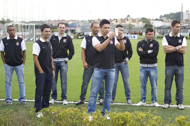 O time de futsal do Corinthians foi apresentado após o treino realizado desta manhã no CT Joaquim Grava, localizado no Parque Ecológico do Tiete. O próximo jogo da equipe será amanhã, quarta-feira, dia 23/01, contra a Ponte Preta, de Campinas, no estádio do Pacaembu, válido pela 1ª rodada do Campeonato Paulista de 2013