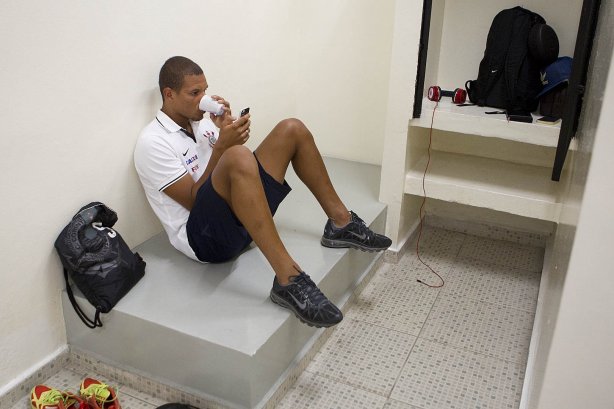 Nos vestiários antes da partida entre Corinthians x Ponte Preta/Campinas realizada esta tarde no estádio do Pacaembu, jogo válido pela 1ª rodada do Campeonato Paulista de 2013