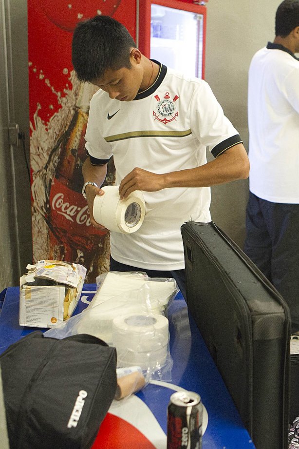 Nos vestiários antes da partida entre Corinthians x Ponte Preta/Campinas realizada esta tarde no estádio do Pacaembu, jogo válido pela 1ª rodada do Campeonato Paulista de 2013