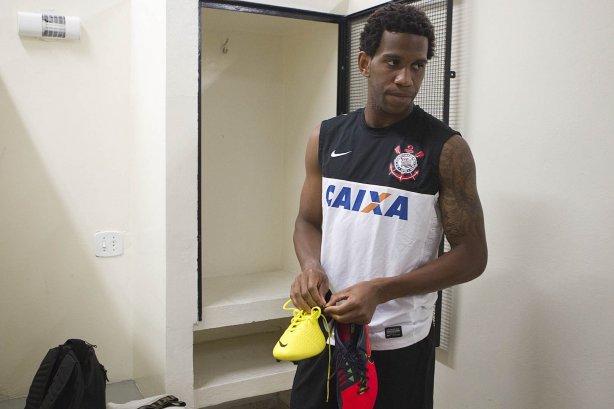 Nos vestiários antes da partida entre Corinthians x Ponte Preta/Campinas realizada esta tarde no estádio do Pacaembu, jogo válido pela 1ª rodada do Campeonato Paulista de 2013