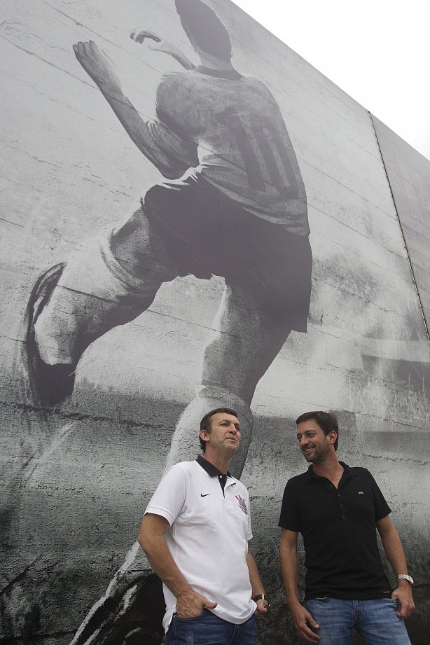 O ex-jogador Neto inaugura um painel no 'Gol de Muro' durante o treino desta tarde no CT Joaquim Grava, no Parque Ecológico do Tiete. O próximo jogo da equipe será domingo, 03/02, contra o Oeste, de Itápolis, no estádio do Pacaembu, válido pela 5ª rodada do Campeonato Paulista de 2013
