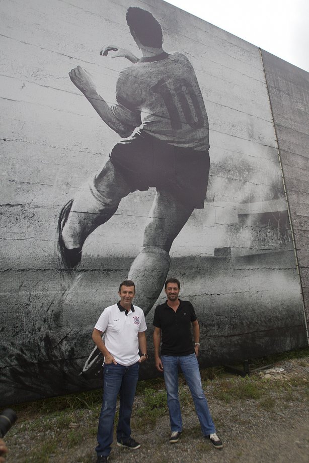 O ex-jogador Neto inaugura um painel no 'Gol de Muro' durante o treino desta tarde no CT Joaquim Grava, no Parque Ecológico do Tiete. O próximo jogo da equipe será domingo, 03/02, contra o Oeste, de Itápolis, no estádio do Pacaembu, válido pela 5ª rodada do Campeonato Paulista de 2013