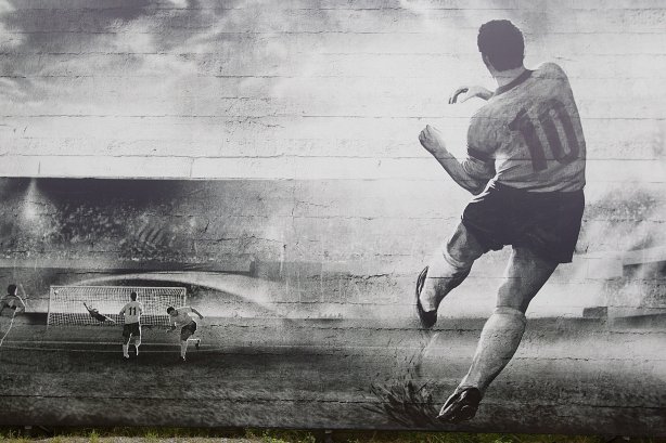 O ex-jogador Neto inaugura um painel no 'Gol de Muro' durante o treino desta tarde no CT Joaquim Grava, no Parque Ecológico do Tiete. O próximo jogo da equipe será domingo, 03/02, contra o Oeste, de Itápolis, no estádio do Pacaembu, válido pela 5ª rodada do Campeonato Paulista de 2013
