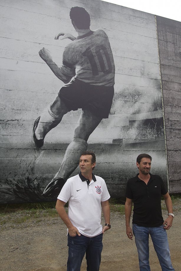 O ex-jogador Neto inaugura um painel no 'Gol de Muro' durante o treino desta tarde no CT Joaquim Grava, no Parque Ecológico do Tiete. O próximo jogo da equipe será domingo, 03/02, contra o Oeste, de Itápolis, no estádio do Pacaembu, válido pela 5ª rodada do Campeonato Paulista de 2013
