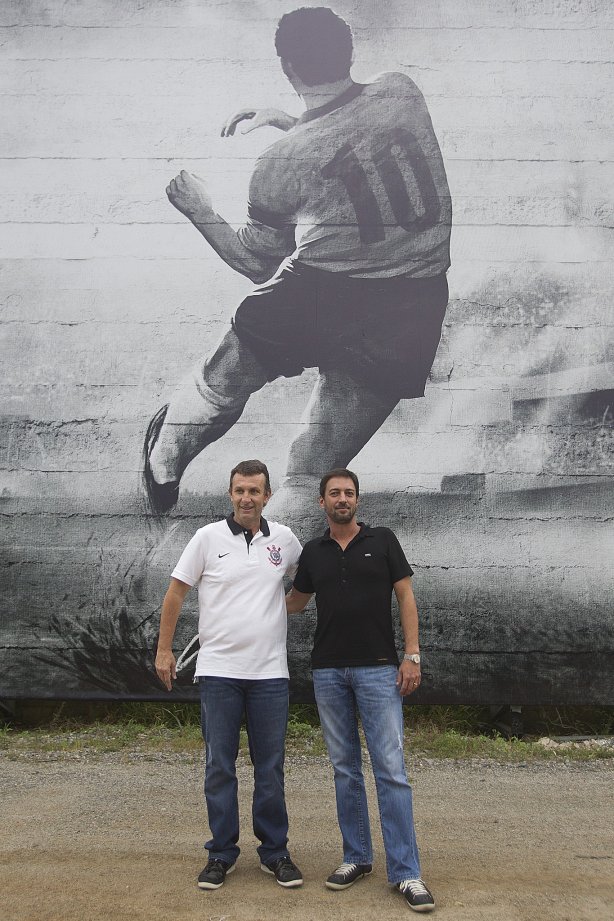 O ex-jogador Neto inaugura um painel no 'Gol de Muro' durante o treino desta tarde no CT Joaquim Grava, no Parque Ecológico do Tiete. O próximo jogo da equipe será domingo, 03/02, contra o Oeste, de Itápolis, no estádio do Pacaembu, válido pela 5ª rodada do Campeonato Paulista de 2013