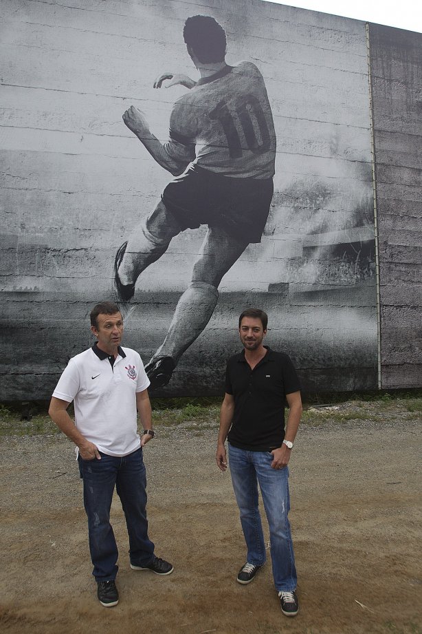 O ex-jogador Neto inaugura um painel no 'Gol de Muro' durante o treino desta tarde no CT Joaquim Grava, no Parque Ecológico do Tiete. O próximo jogo da equipe será domingo, 03/02, contra o Oeste, de Itápolis, no estádio do Pacaembu, válido pela 5ª rodada do Campeonato Paulista de 2013