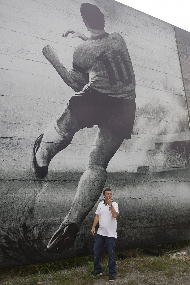 O ex-jogador Neto inaugura um painel no 'Gol de Muro' durante o treino desta tarde no CT Joaquim Grava, no Parque Ecológico do Tiete. O próximo jogo da equipe será domingo, 03/02, contra o Oeste, de Itápolis, no estádio do Pacaembu, válido pela 5ª rodada do Campeonato Paulista de 2013