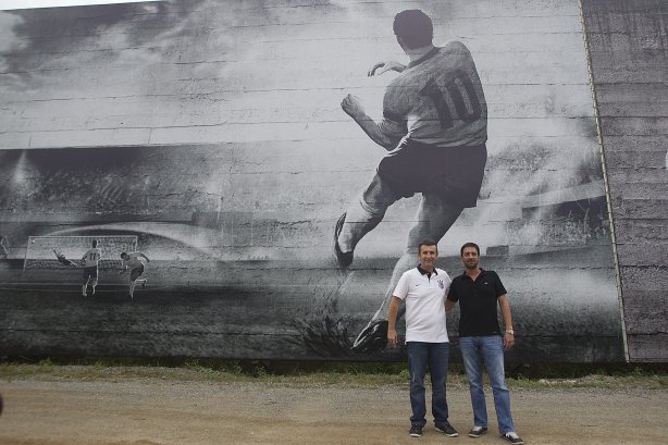O ex-jogador Neto inaugura um painel no 'Gol de Muro' durante o treino desta tarde no CT Joaquim Grava, no Parque Ecológico do Tiete. O próximo jogo da equipe será domingo, 03/02, contra o Oeste, de Itápolis, no estádio do Pacaembu, válido pela 5ª rodada do Campeonato Paulista de 2013