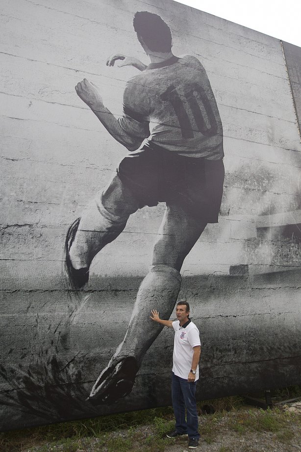 O ex-jogador Neto inaugura um painel no 'Gol de Muro' durante o treino desta tarde no CT Joaquim Grava, no Parque Ecológico do Tiete. O próximo jogo da equipe será domingo, 03/02, contra o Oeste, de Itápolis, no estádio do Pacaembu, válido pela 5ª rodada do Campeonato Paulista de 2013