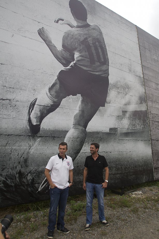 O ex-jogador Neto inaugura um painel no 'Gol de Muro' durante o treino desta tarde no CT Joaquim Grava, no Parque Ecológico do Tiete. O próximo jogo da equipe será domingo, 03/02, contra o Oeste, de Itápolis, no estádio do Pacaembu, válido pela 5ª rodada do Campeonato Paulista de 2013